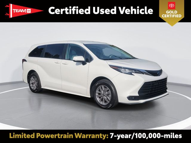 2022 Toyota Sienna LE