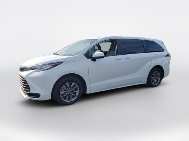 2022 Toyota Sienna LE