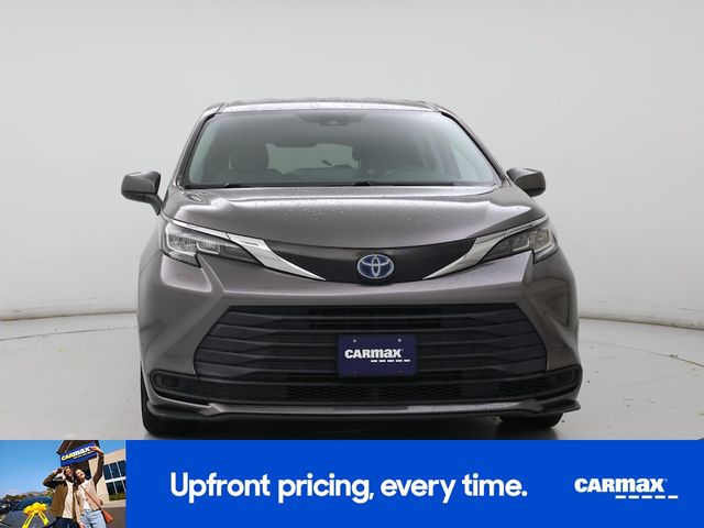 2022 Toyota Sienna LE