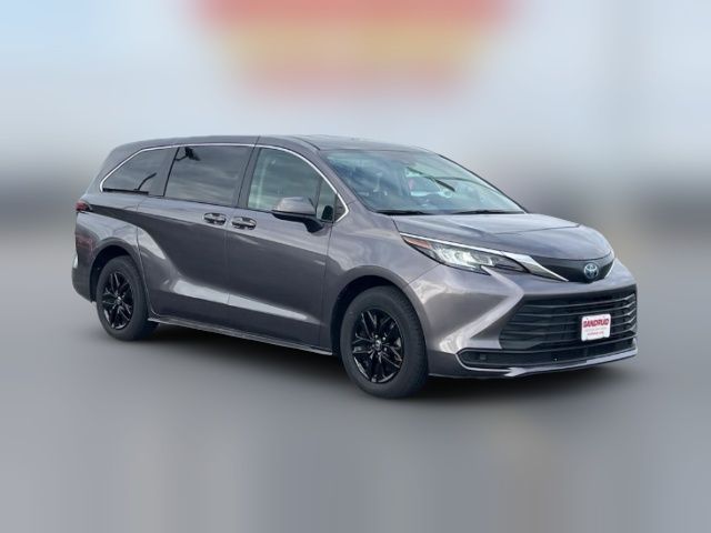 2022 Toyota Sienna LE