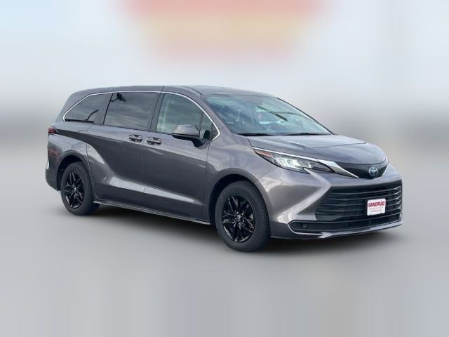 2022 Toyota Sienna LE