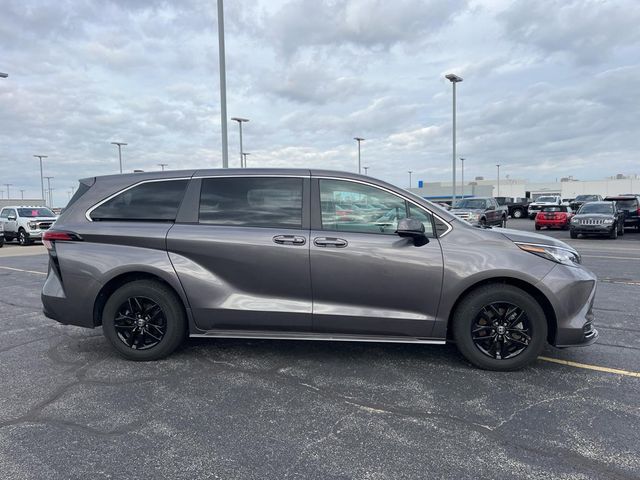 2022 Toyota Sienna LE