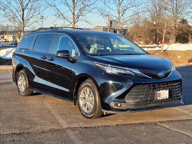 2022 Toyota Sienna LE