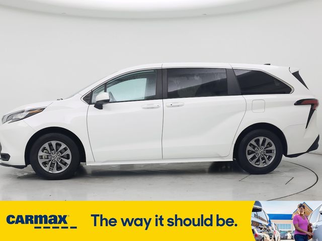2022 Toyota Sienna LE
