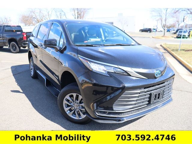 2022 Toyota Sienna LE