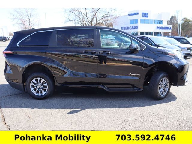 2022 Toyota Sienna LE