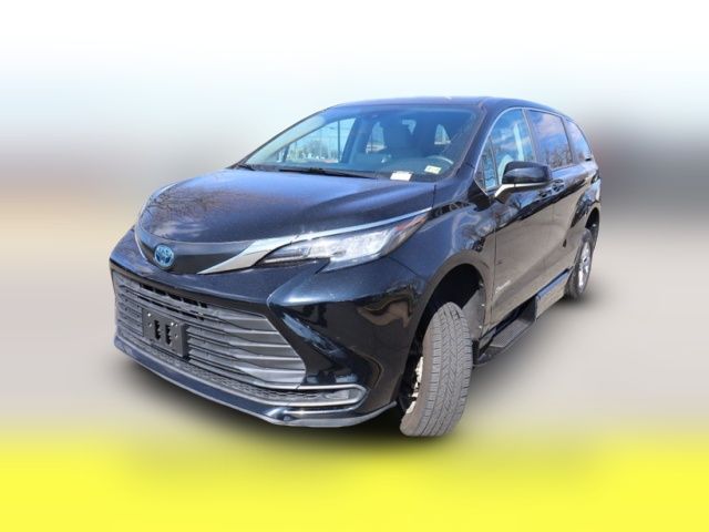 2022 Toyota Sienna LE
