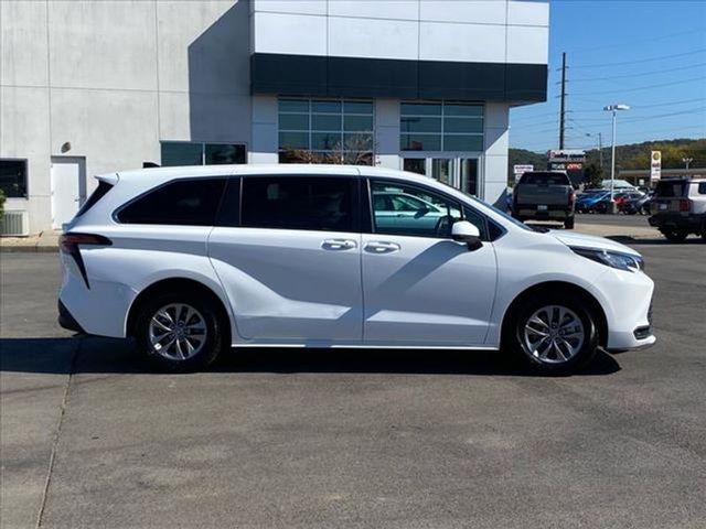 2022 Toyota Sienna LE