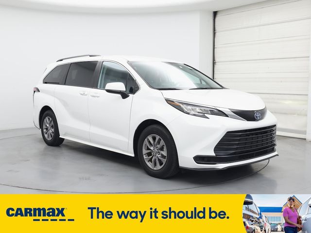 2022 Toyota Sienna LE