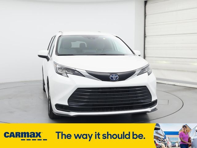2022 Toyota Sienna LE