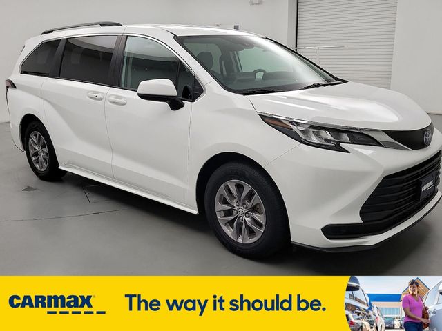 2022 Toyota Sienna LE