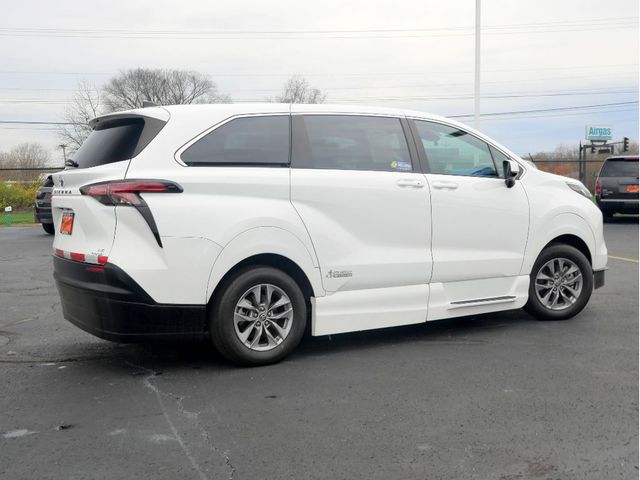 2022 Toyota Sienna LE