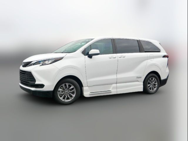 2022 Toyota Sienna LE