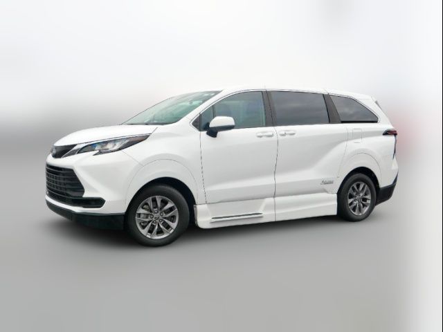 2022 Toyota Sienna LE