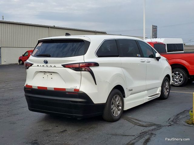 2022 Toyota Sienna LE