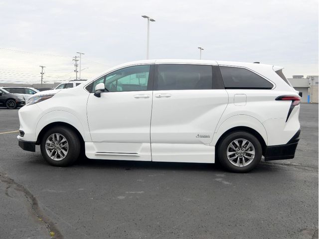 2022 Toyota Sienna LE