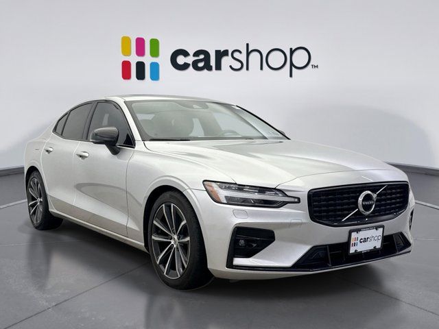 2022 Volvo S60 Momentum