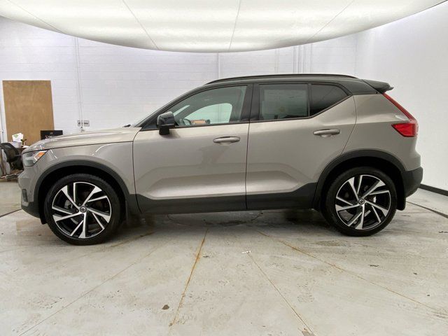 2022 Volvo XC40 R-Design