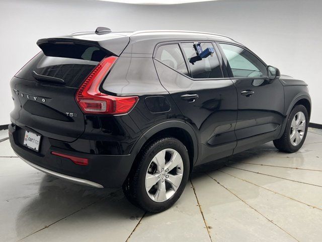 2022 Volvo XC40 Momentum