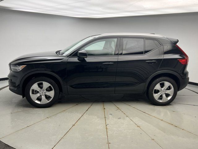 2022 Volvo XC40 Momentum