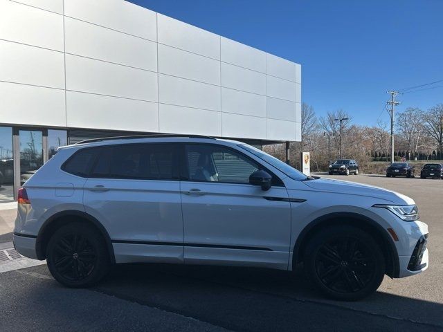 2022 Volkswagen Tiguan SE R-Line Black