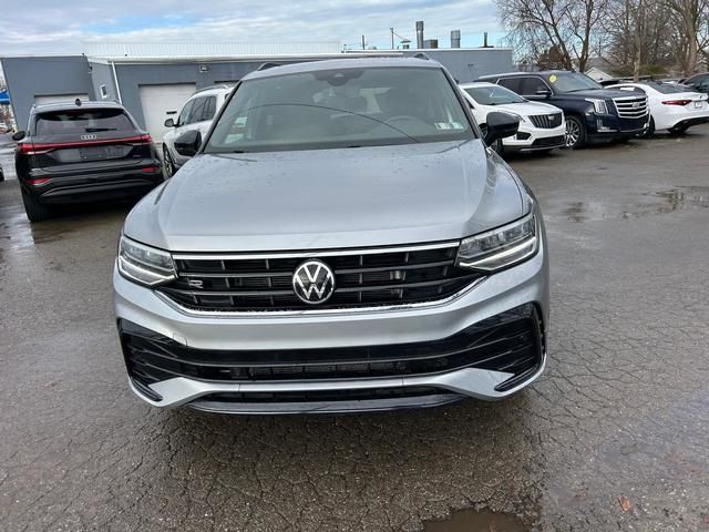 2022 Volkswagen Tiguan SE R-Line Black