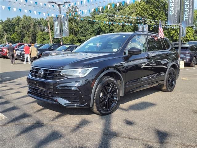 2022 Volkswagen Tiguan SE R-Line Black