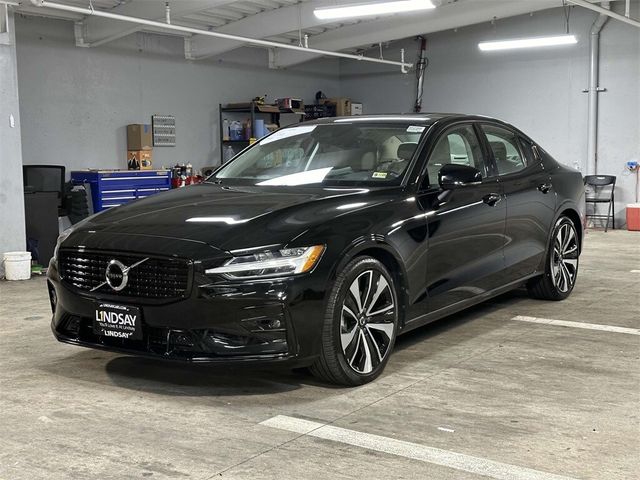 2022 Volvo S60 Momentum