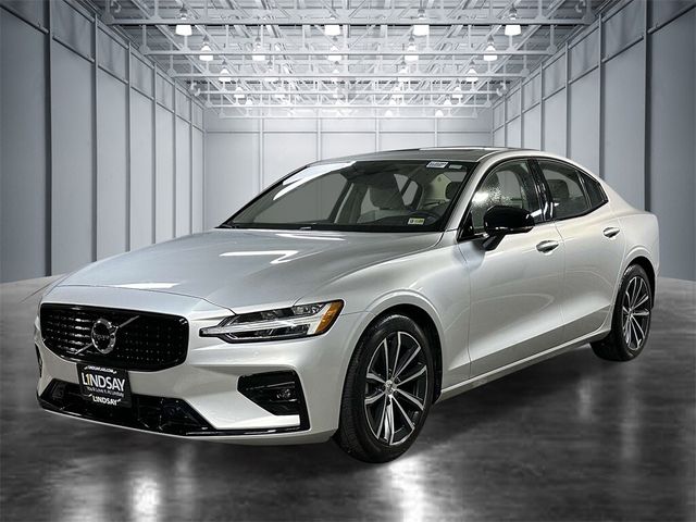 2022 Volvo S60 Momentum