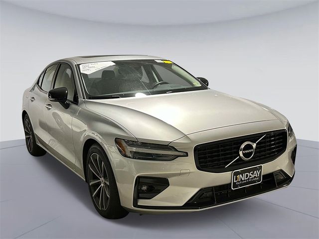 2022 Volvo S60 Momentum