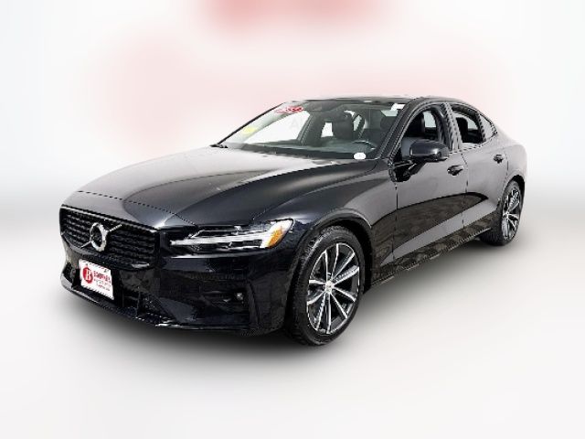 2022 Volvo S60 Momentum