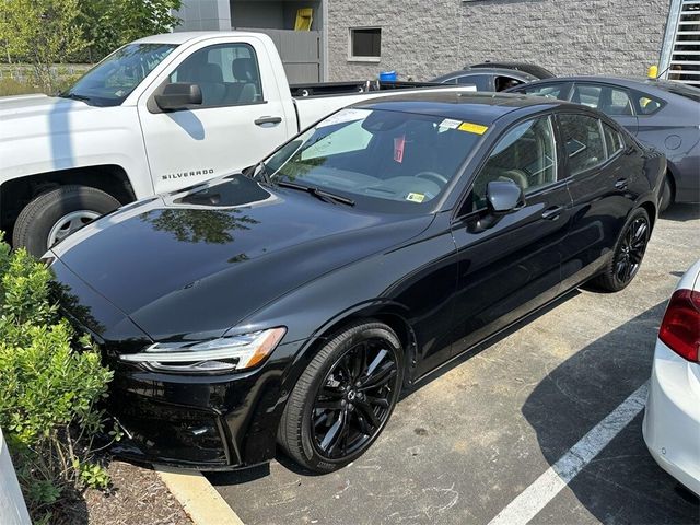 2022 Volvo S60 Black Edition R-Design