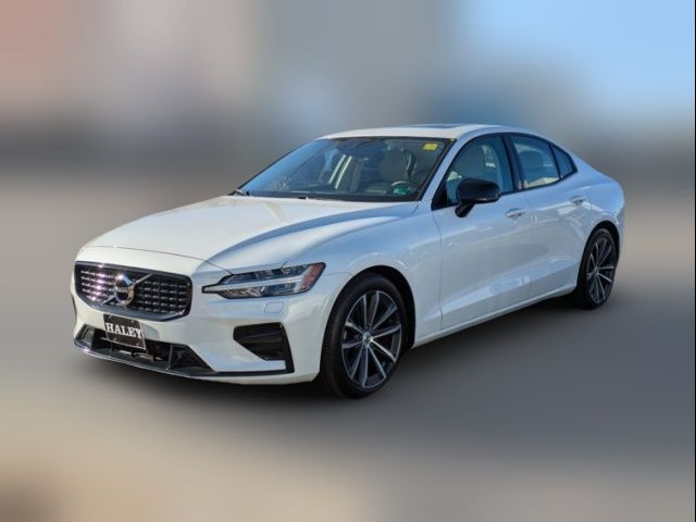 2022 Volvo S60 Momentum