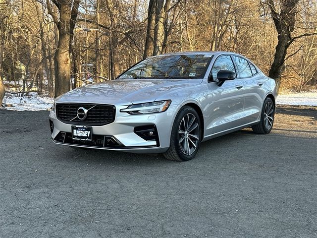 2022 Volvo S60 Momentum