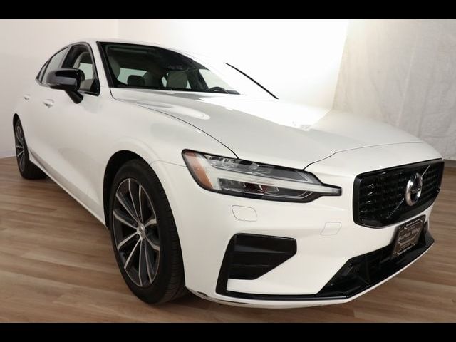 2022 Volvo S60 Momentum