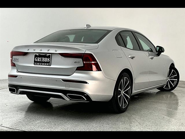 2022 Volvo S60 Momentum