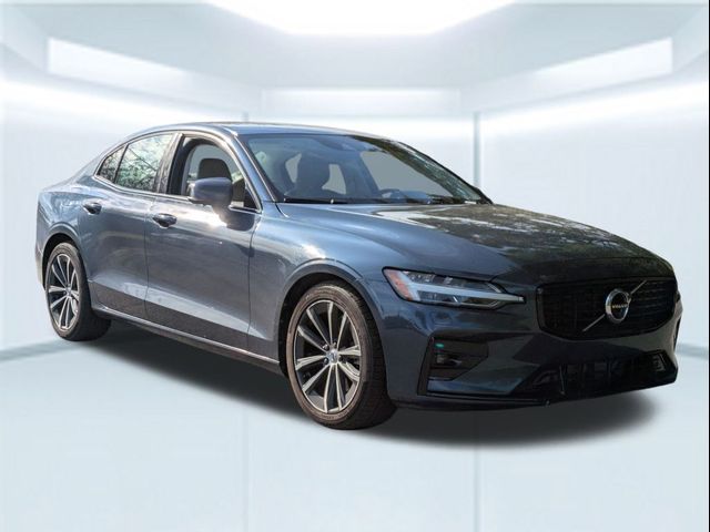 2022 Volvo S60 Momentum