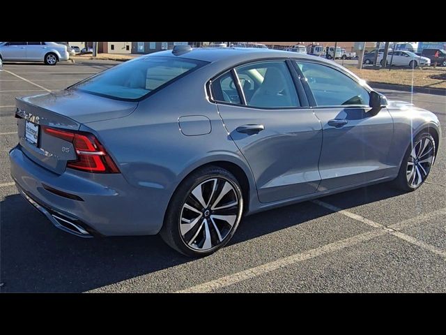 2022 Volvo S60 Momentum