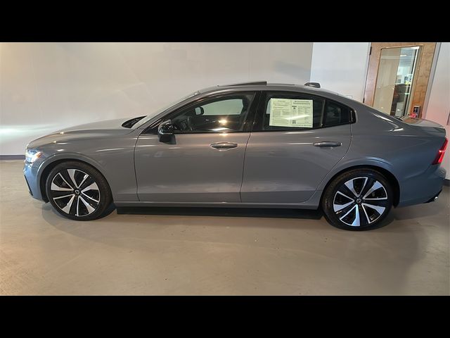 2022 Volvo S60 Momentum