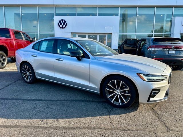 2022 Volvo S60 Momentum