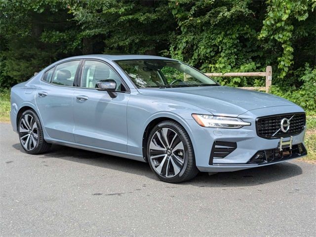 2022 Volvo S60 Momentum