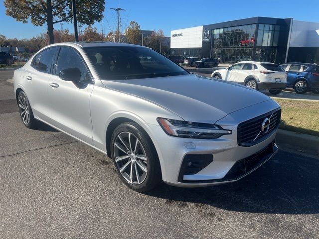 2022 Volvo S60 Momentum