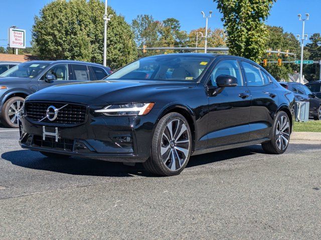 2022 Volvo S60 Momentum