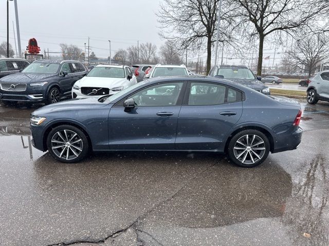 2022 Volvo S60 Momentum