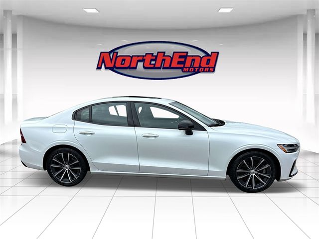 2022 Volvo S60 Momentum