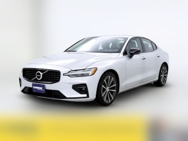 2022 Volvo S60 Momentum