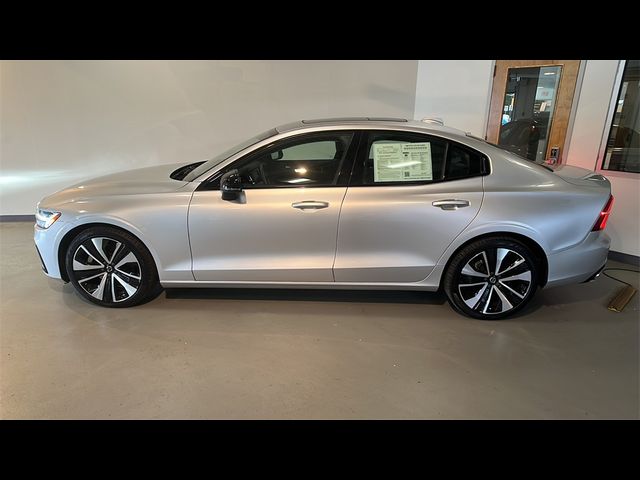 2022 Volvo S60 Momentum