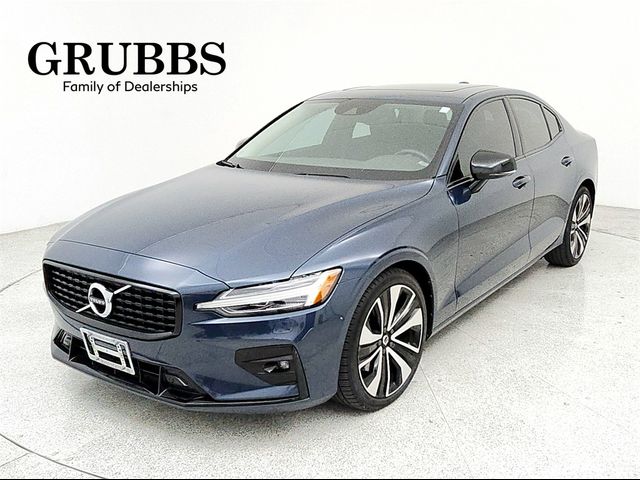 2022 Volvo S60 Momentum