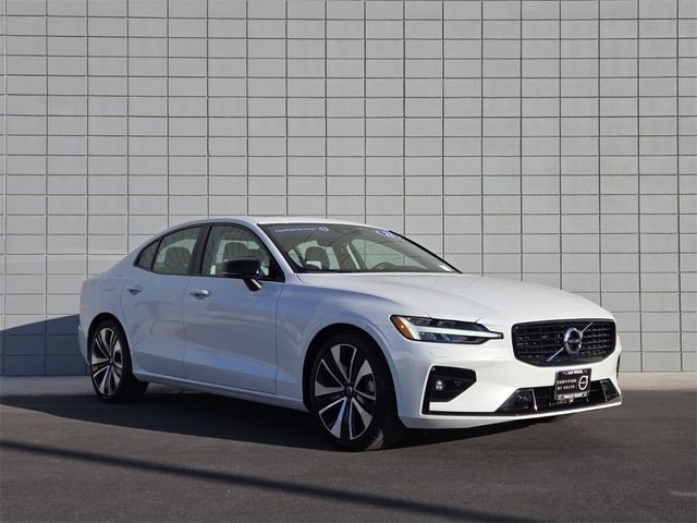 2022 Volvo S60 Momentum