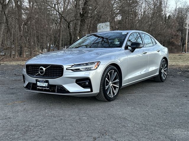 2022 Volvo S60 Momentum